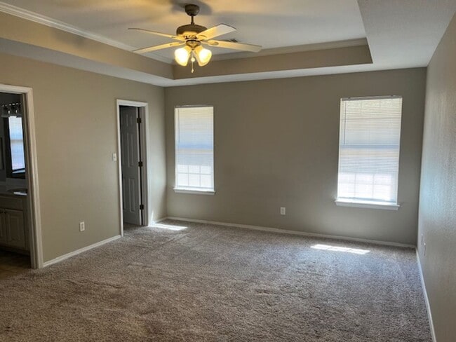 Building Photo - Introducing a charming 3-bedroom, 2-bathroom house located in the desirable area of Russellville,...