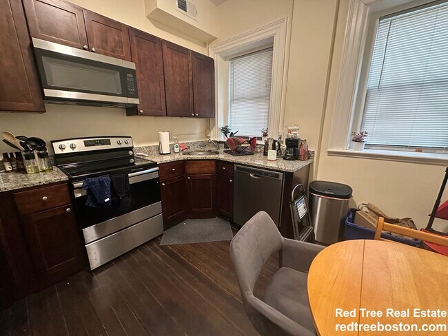 Building Photo - 1463 Beacon St