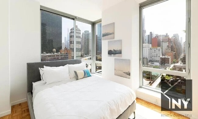 Foto del edificio - 451 W 37th St