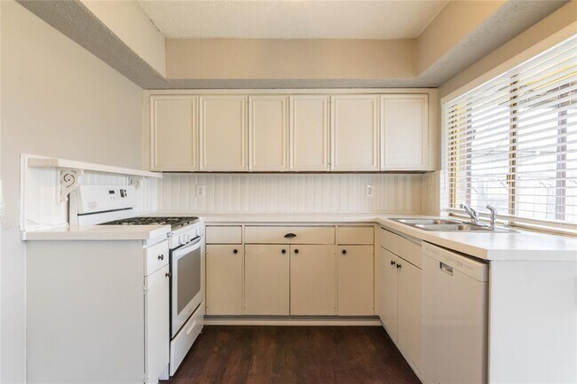 Building Photo - 5214 Spring Lake Dr