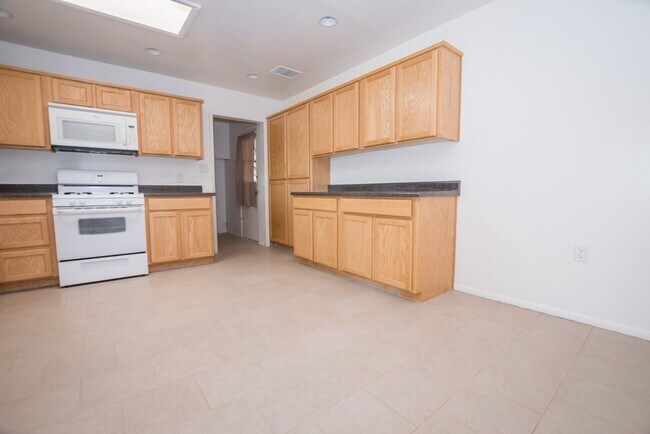 Building Photo - Spacious 3-Bedroom, 2-Bath Home with Centr...