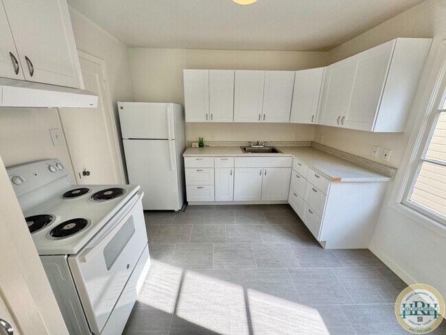 Foto del edificio - Spacious & Bright 2BR|1BA w/ One Garage Pa...