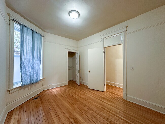 Foto del edificio - 2126 N Sheffield Ave