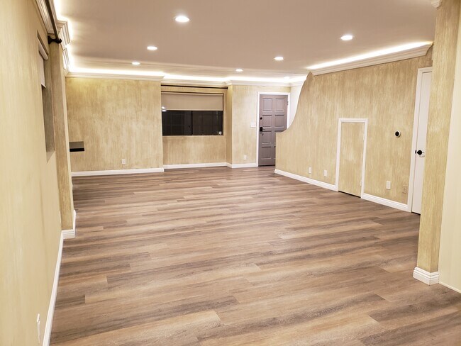 living room/dining area - 9325 Sunland Park Dr