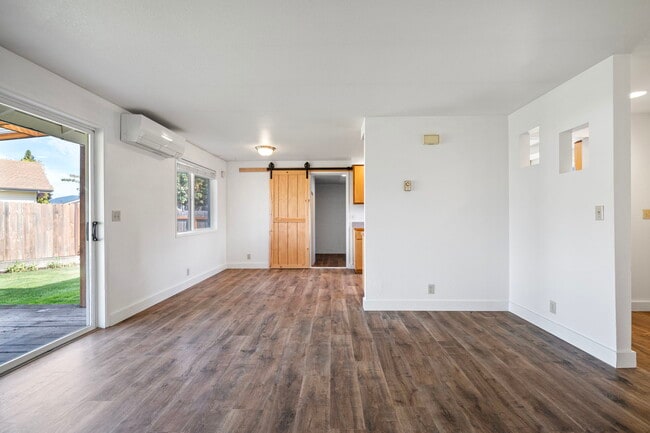 Building Photo - 872 W N St