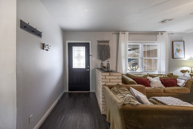 Foto del edificio - 6004 Libyan Dr