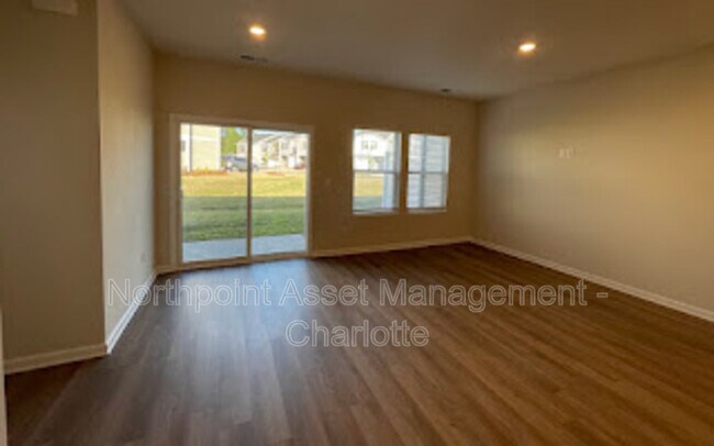 Foto del edificio - 1066 Plumcrest Dr