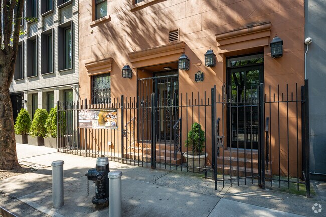 Entrance - 424 W 49th St