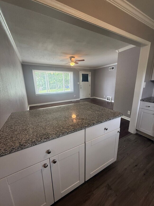 Foto del edificio - Charming 2-Bedroom, 1-Bath Home in Raytown, MO – Modern Finishes & Spacious Yard!