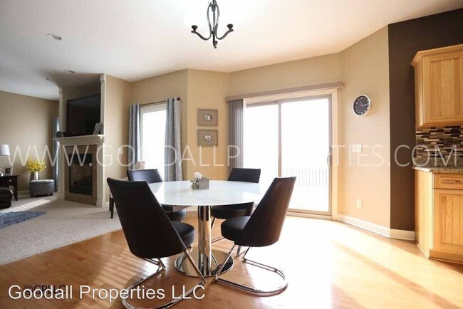 Building Photo - 3 br, 4 bath House - 440 NE Cardinal Ln