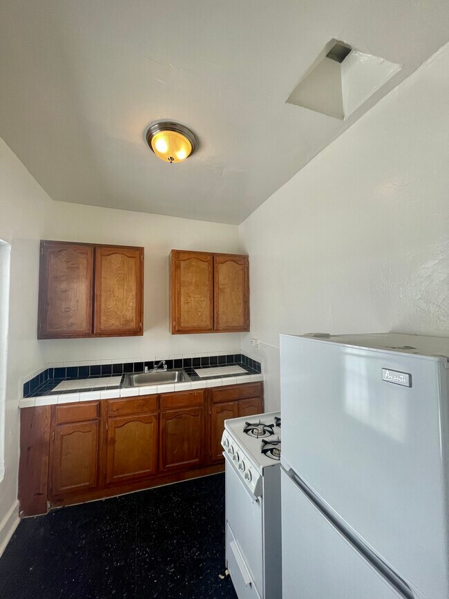 Building Photo - 726 N Van Ness Ave