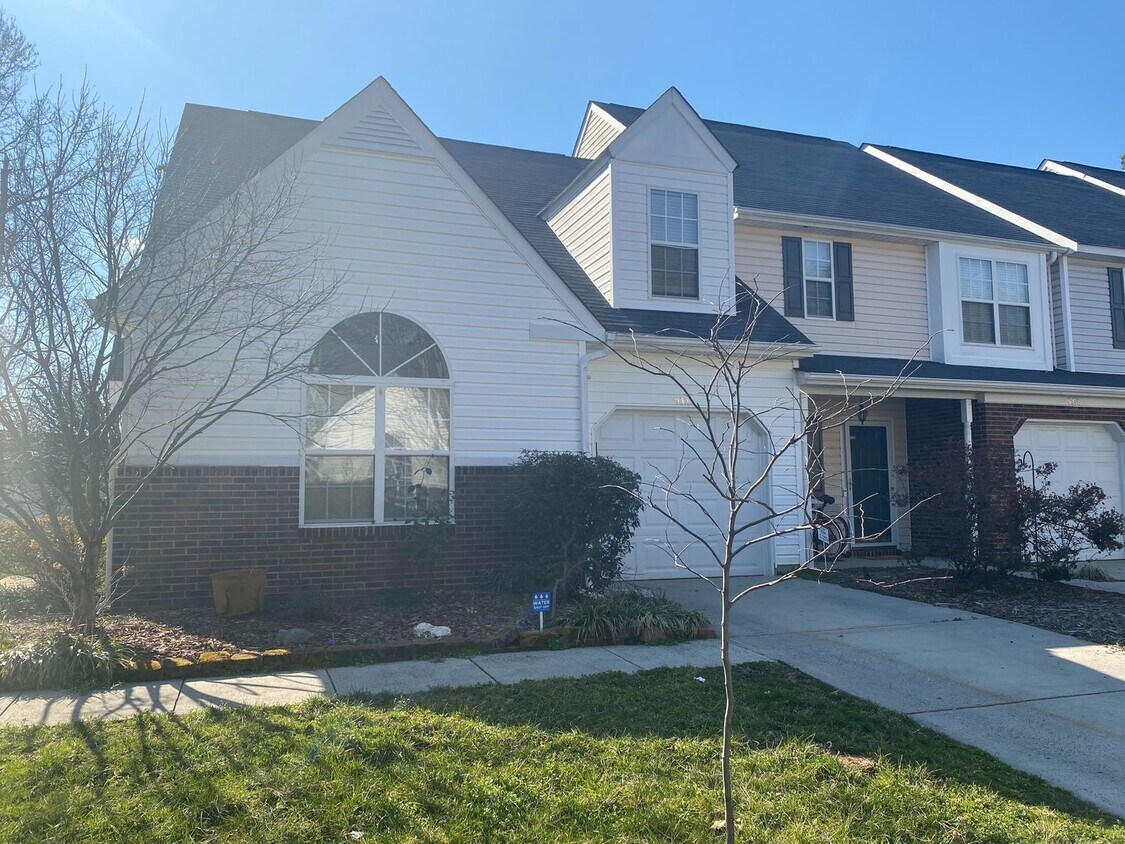 Foto principal - Move in ready, 2-story Townhome located in...