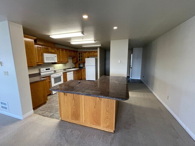 Building Photo - Beautiful Condo with Amazing View of the H...