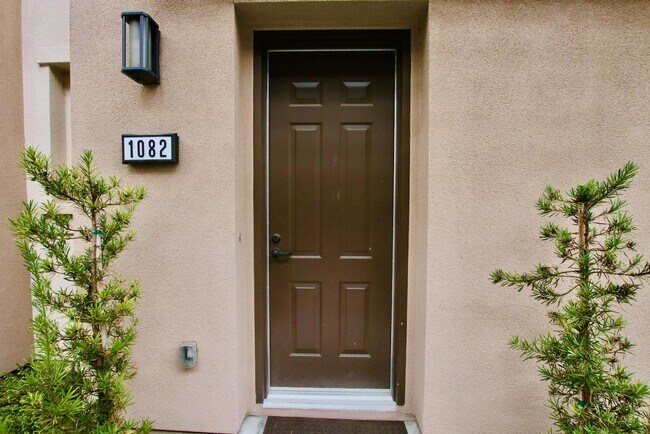 Building Photo - 1082 Goldenstar Pl