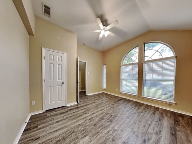 Building Photo - 2811 St Martin Dr