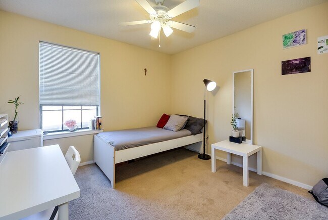 Building Photo - EL308