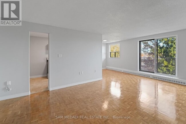 Photo du bâtiment - 62 Spencer St E