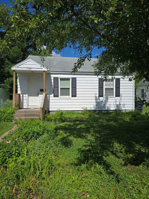 Primary Photo - 2 bd, 1 ba house, hardwoods, new paint, fe...