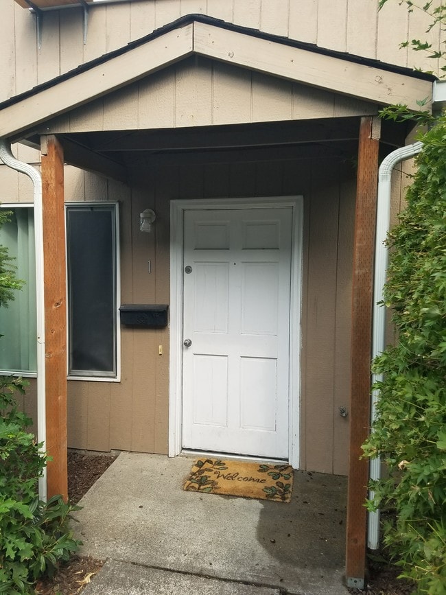 Building Photo - 934 9th Avenue 4-Plex