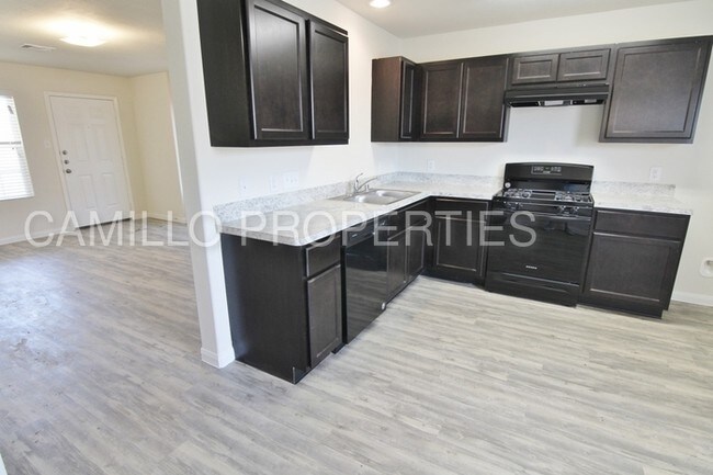 Foto del edificio - 6138 Peaceful Ridge Dr