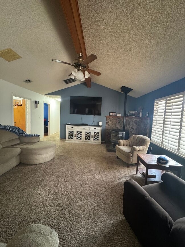 Foto del edificio - Spacious 4 Bedroom, 2 Bath Home with Solar...