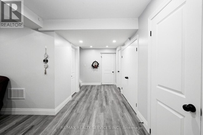 Building Photo - 8 Yeoman Dr