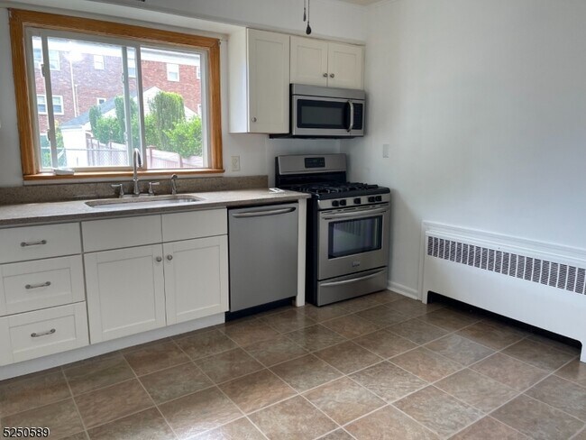 Building Photo - 54 Forest St