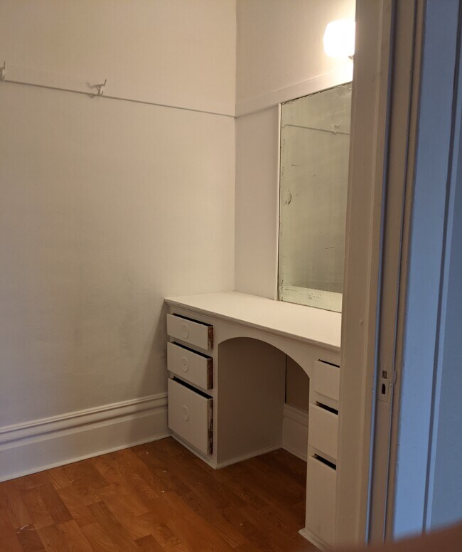 Vestidor - 1139 S Washington Ave