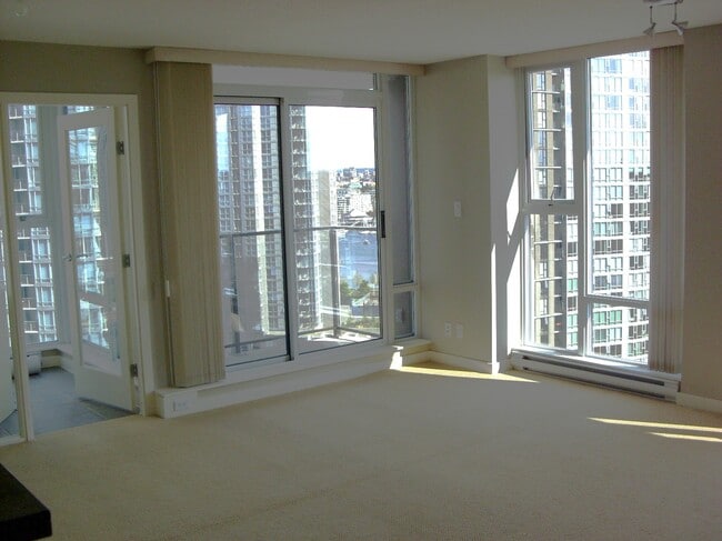 Building Photo - 1806-583 Beach Crescent
