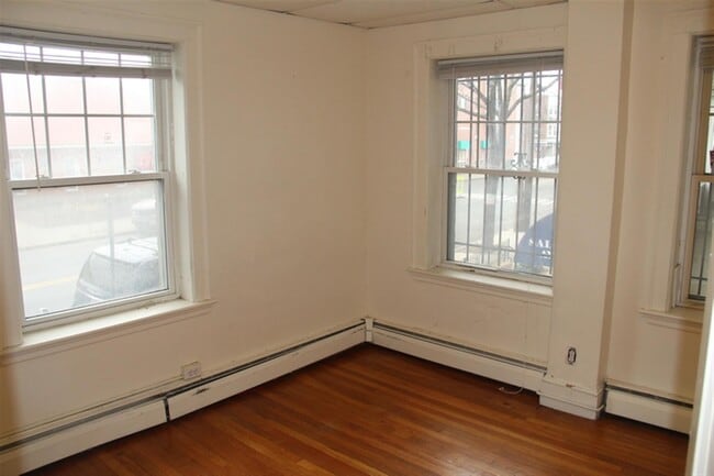 Building Photo - 32 College Ave