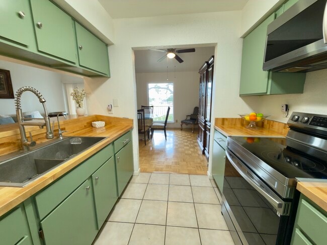 Fully stocked kitchen - 2901 Central Blvd