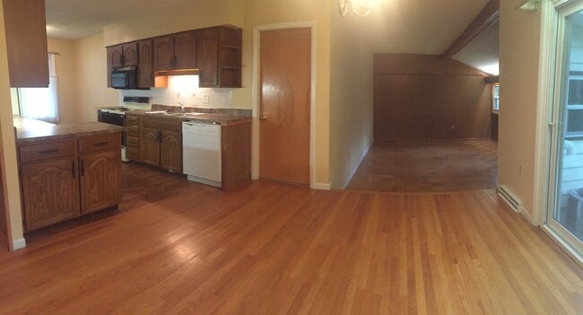 Building Photo - 4 Bedroom/2.5 Bathroom House Across from W...