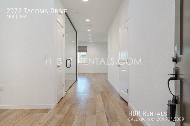 Building Photo - 2972 Tacoma Dr
