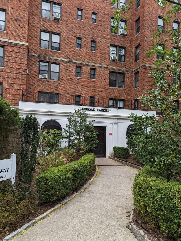 1 Broad Pky Unit 2F, White Plains, NY 10601 Condo for Rent in White