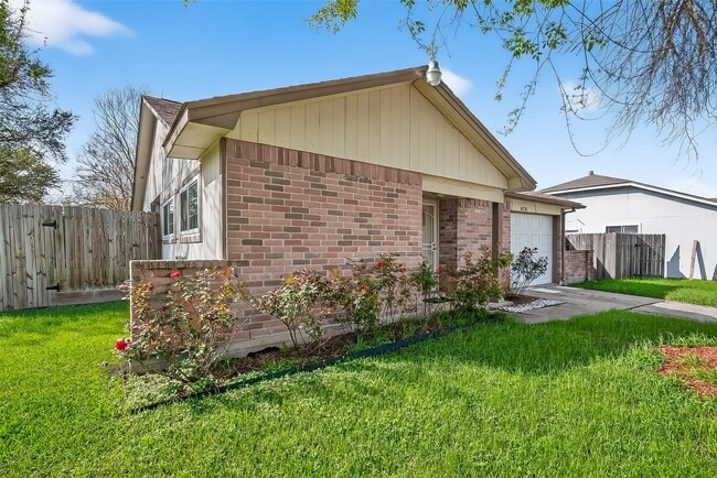 Building Photo - 10738 Highland Woods Dr