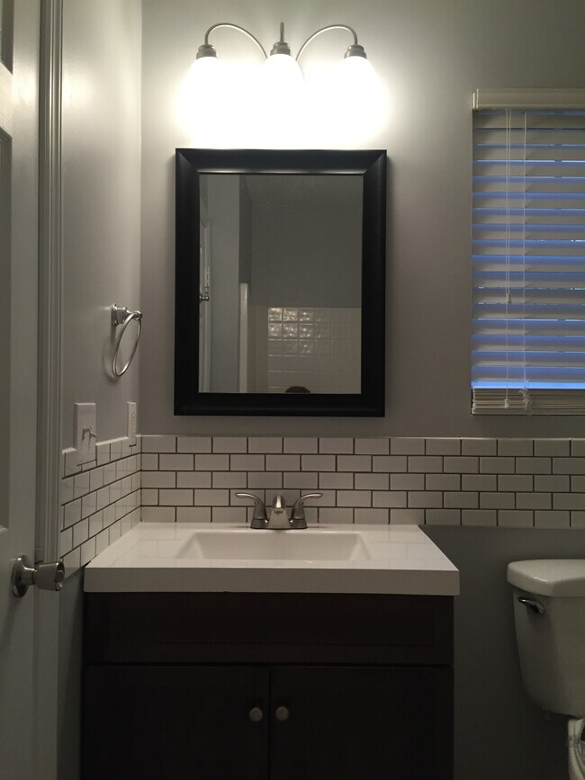 Baño principal - 2407 Grover Street