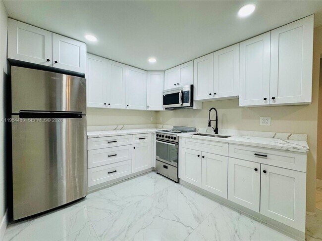 Foto del edificio - 7943 NW 6th Ave