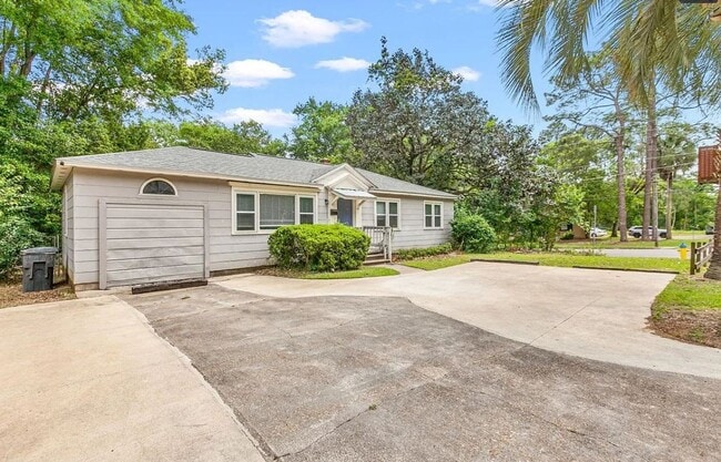 Foto del edificio - 4 bedroom 2 bath house fully renovated, Available August 2026!