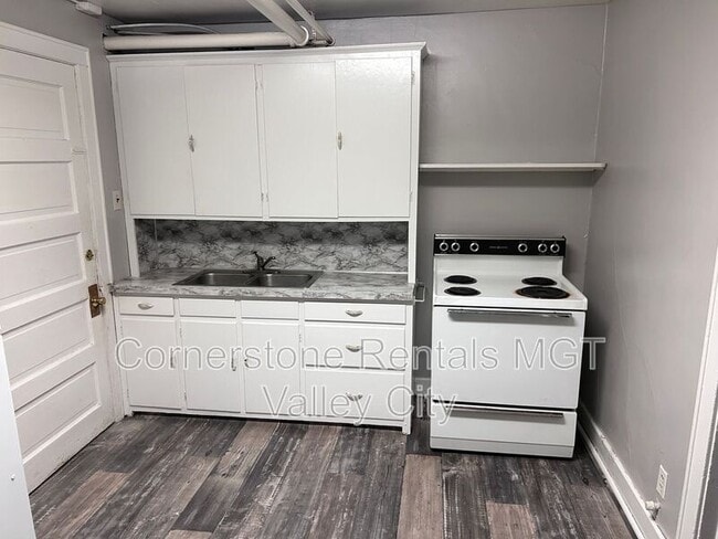 Building Photo - 208 5th Ave SW