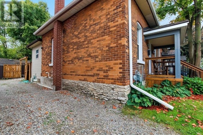 Building Photo - 630 Peel St