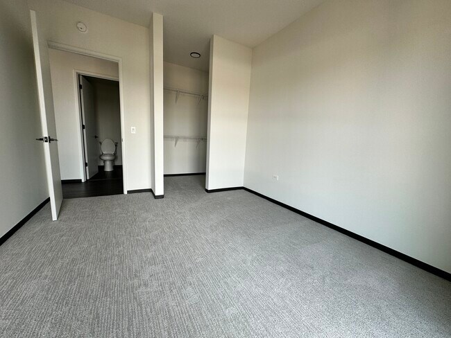 Building Photo - 160 N Loomis St