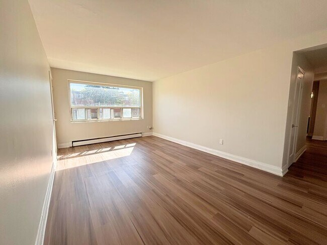 Building Photo - 280 Lorne Ave