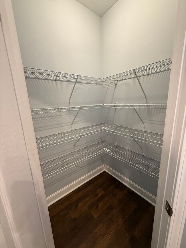 Building Photo - Stunning 5 bedroom 3.5 bath home in the highly desirable Rocky Hill area