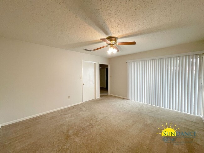 Building Photo - 11 Oak Ln