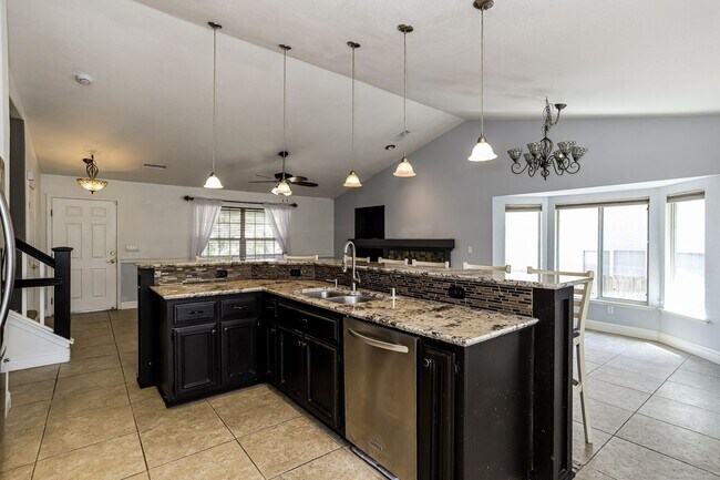 Foto del edificio - 3 BR/3BA | Large Single Family Home | 2-Car Covered Parking | With Pool!