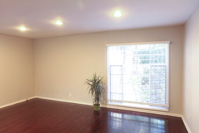 Huge Livingroom Space - 1911 N Las Palmas Ave