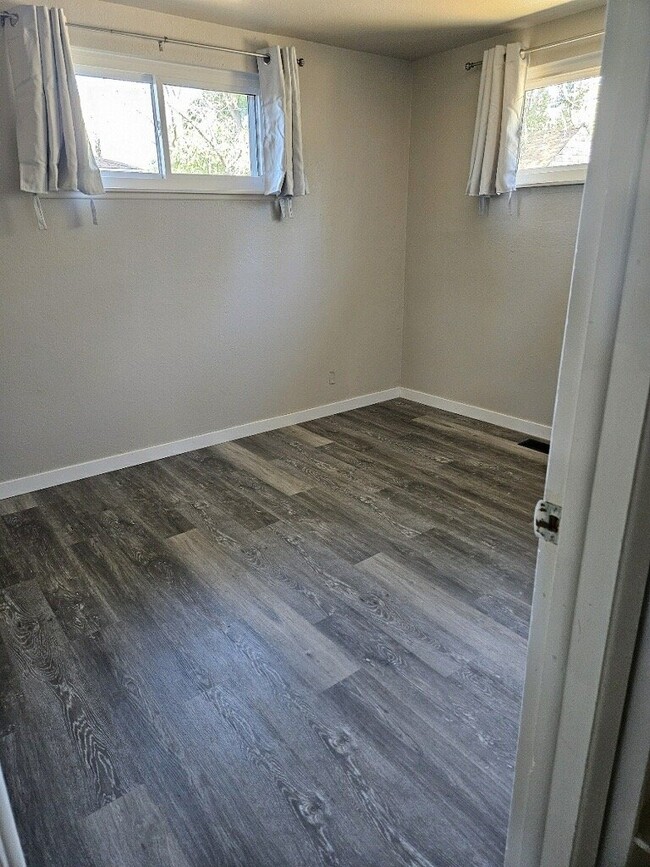 Building Photo - 1065 E 225 S