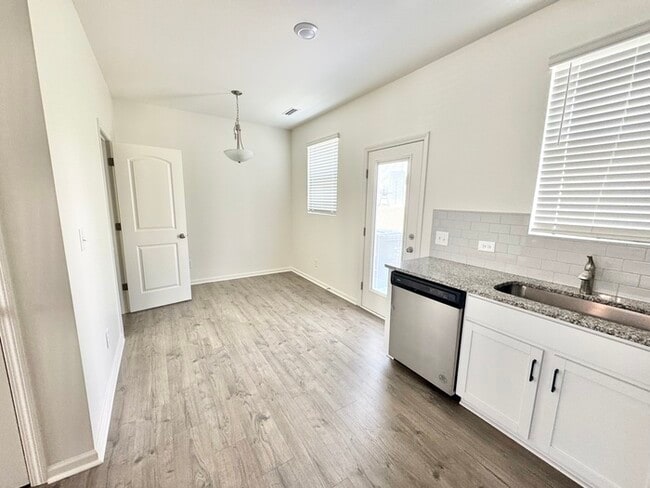 Building Photo - 3BD/2.5BTH townhome located in the Villages at Mallard Creek