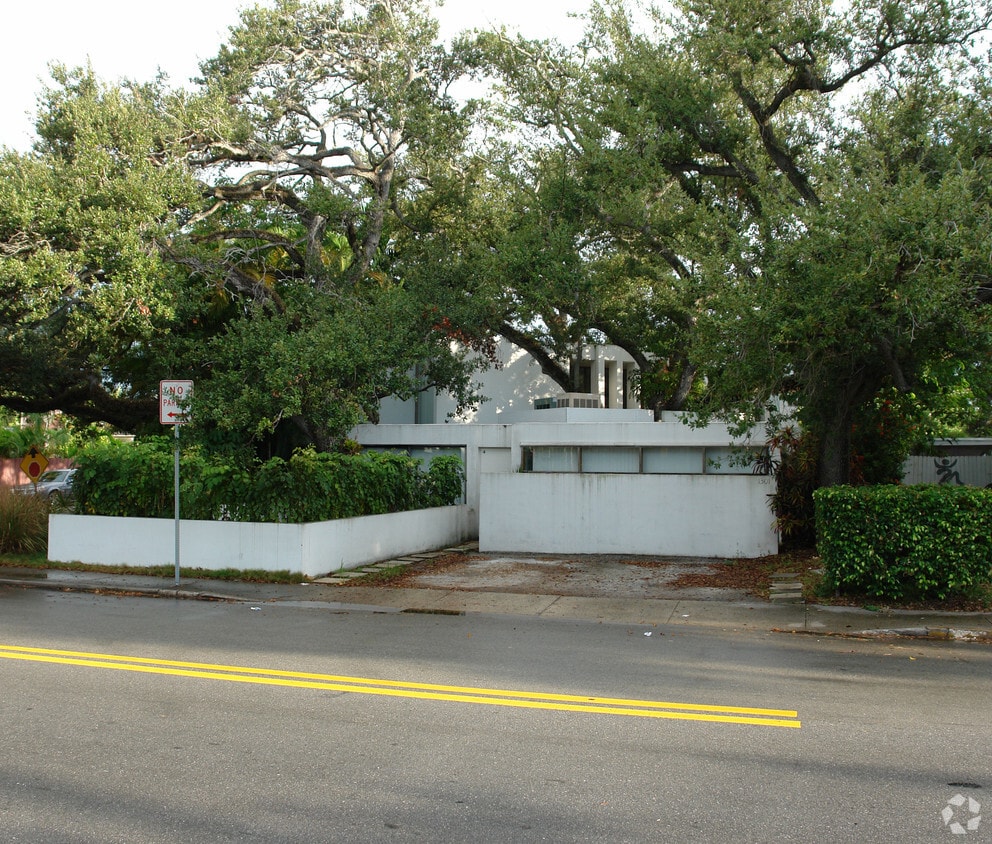 Building Photo - 1301 SE 2nd Ct