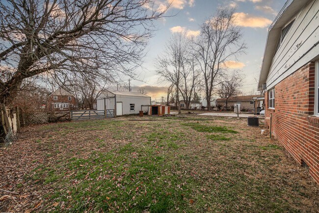 Building Photo - 310 E Lindell St